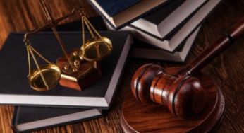 На Хмельниччині судитимуть працівника поліції, якого підозрюють у перевищенні службових повноважень та незаконному проведенні обшуку