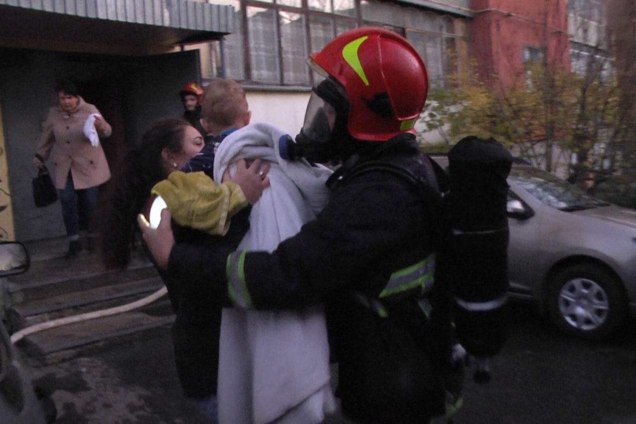 м. Хмельницький: під час пожежі у квартирі дев’ятиповерхового житлового будинку врятовано 6 людей