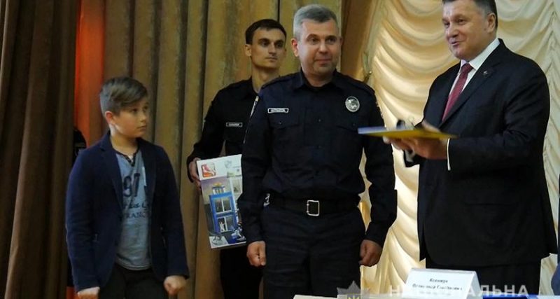 Аваков після відкриття кінологічного центру вручив правоохоронцям ключі від квартир