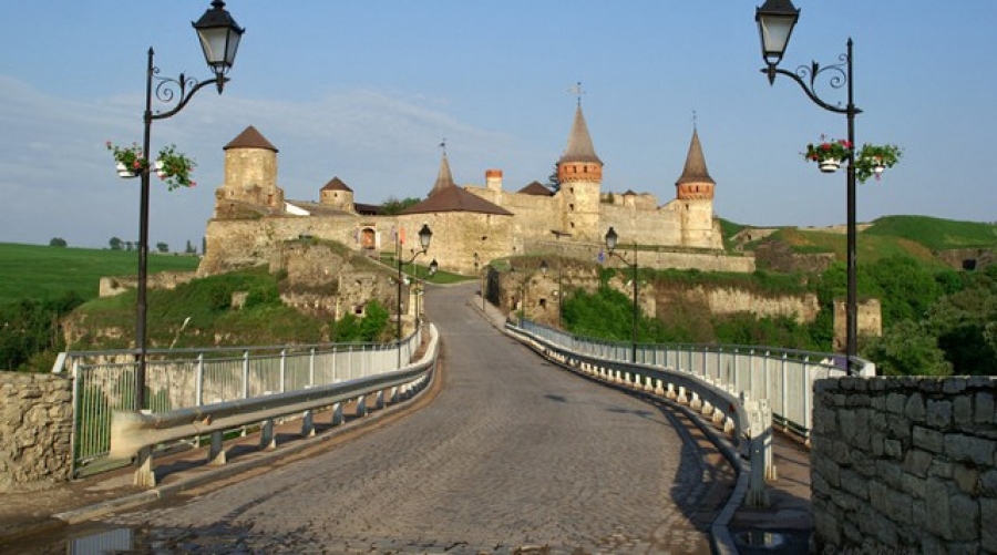 У Кам'янці-Подільському за в'їзд до старої частини міста заробили понад 300 тисяч гривень