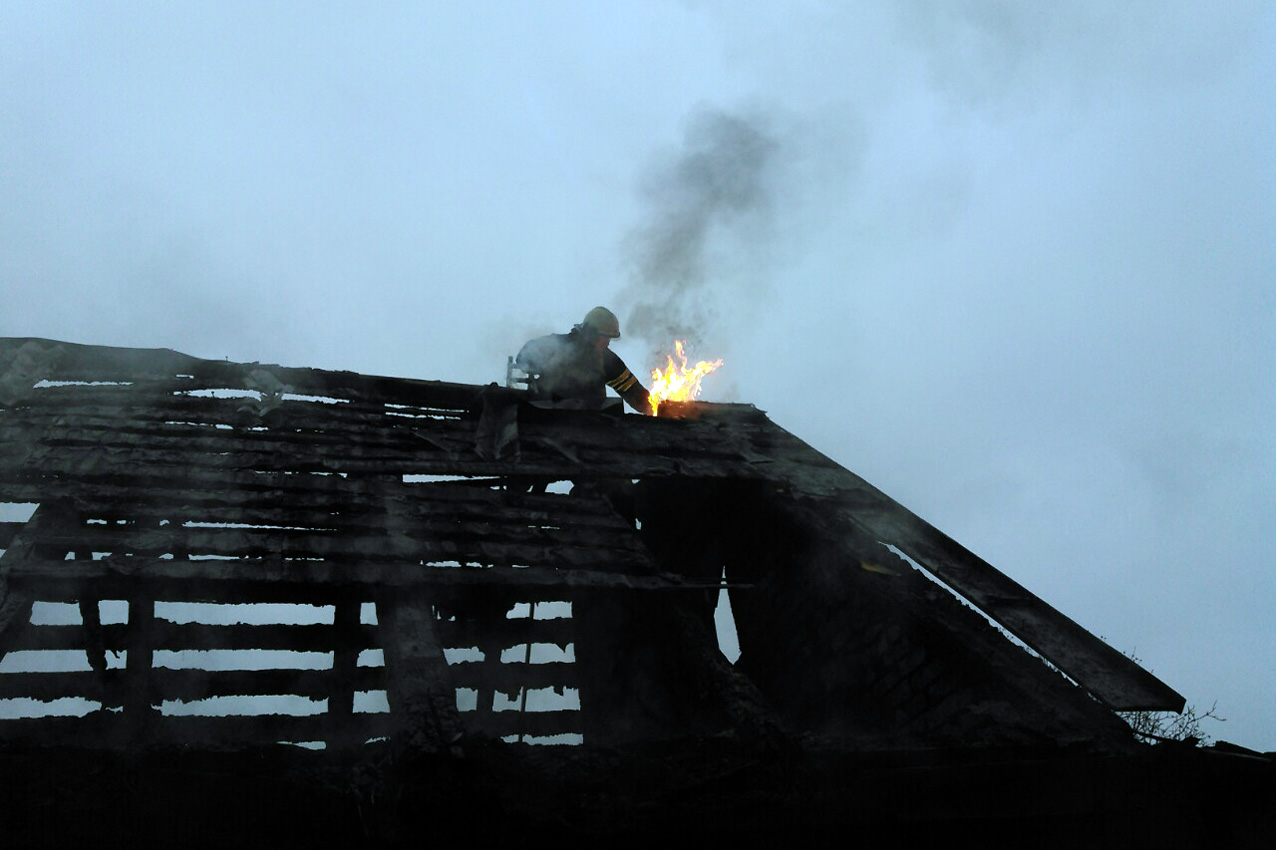 Полонський район: вогнеборці врятували господарчу будівлю від вогню в смт Понінка