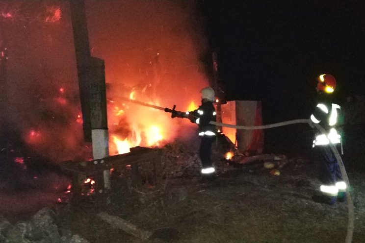 Красилівські рятувальники приборкали пожежу господарчої будівлі
