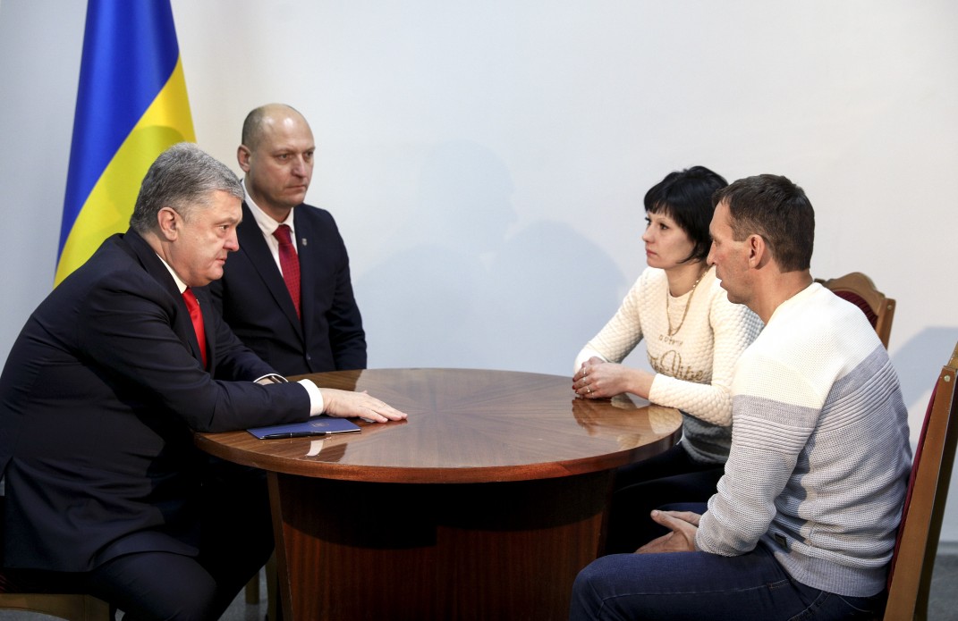 Президент на Хмельниччині зустрівся з рідними одного із захоплених в російський полон українських моряків