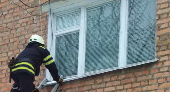 У Старокостянтинові рятувальники відчинили двері квартири, в якій знаходилась літня жінка