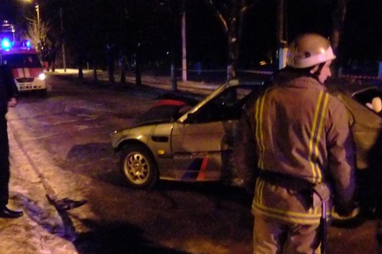 В Шепетівці автомобіль BMW зіткнувся з електричною опорою