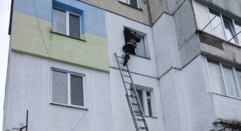 Старокостянтинівські рятувальники відчинили двері квартири, в якій знаходилася 5-річна дитина