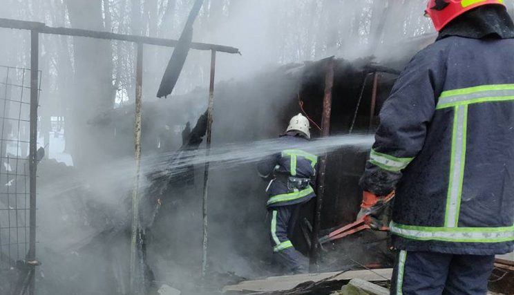 Хмельницький: рятувальники ліквідували пожежу господарчої споруди