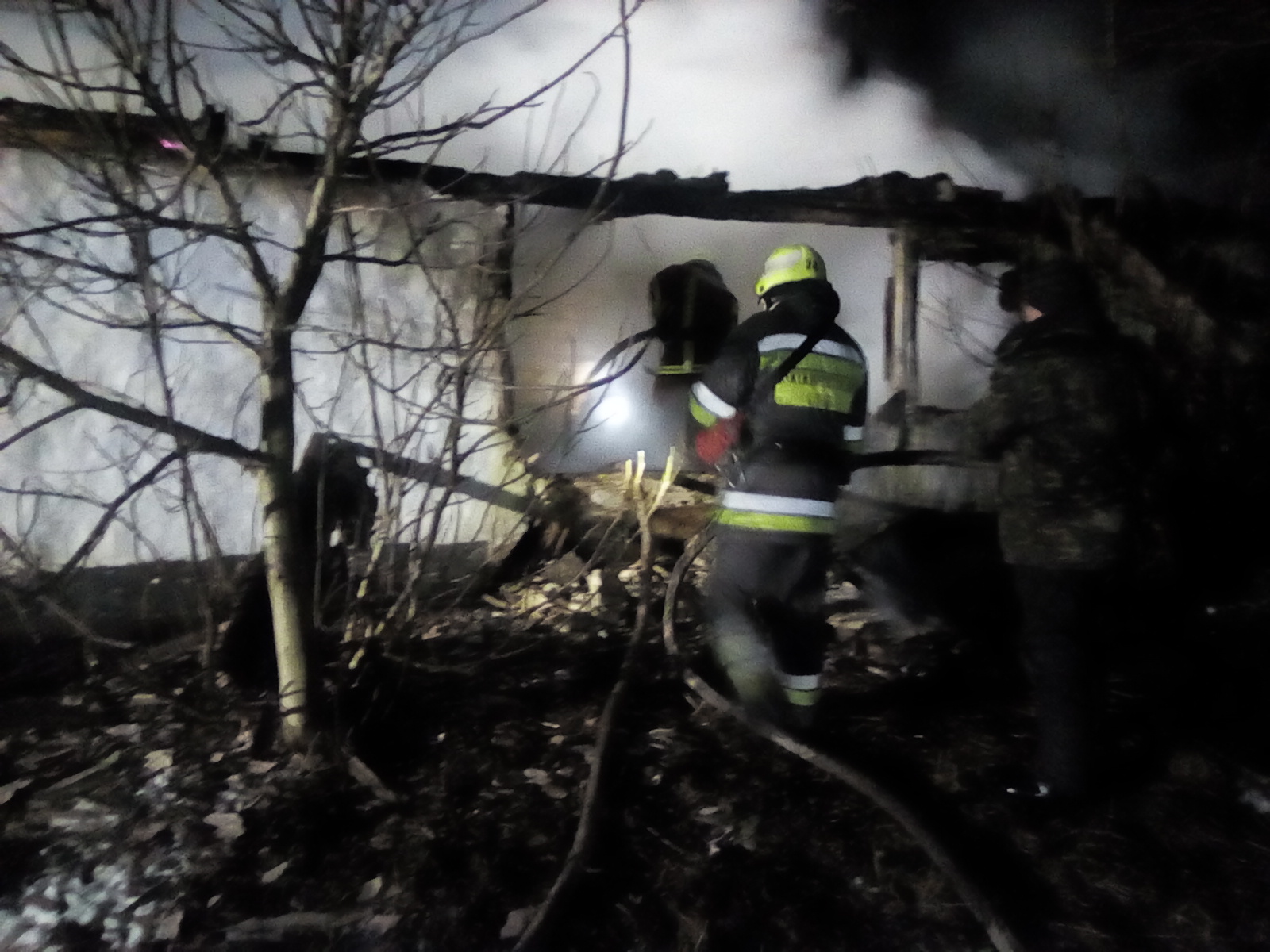 Село Карпилівка: вогнеборці виявили тіло загиблого чоловіка