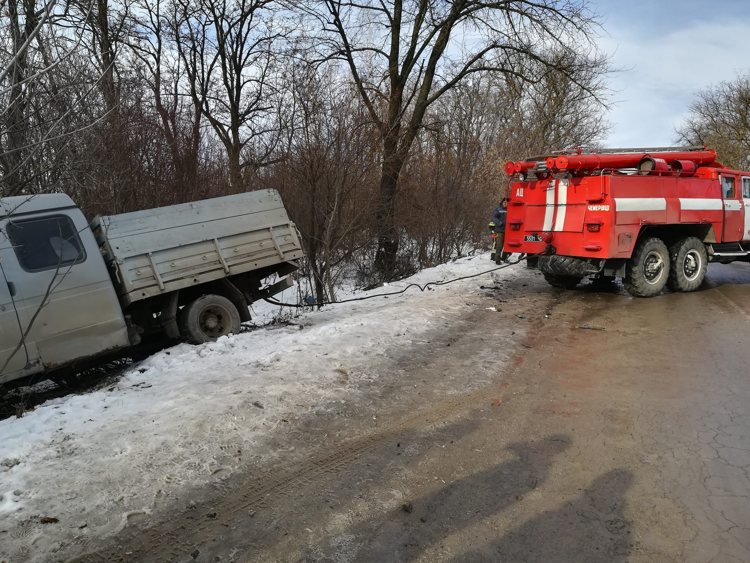 Рятувальники ліквідували наслідки ДТП за участю ВАЗ та вантажівки