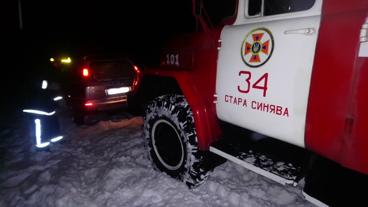 У Старосинявському районі автівка з двома дітьми застрягла у снігових заметах