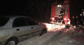 На Старокостянтинівщині рятувальники витягли автомобіль зі снігової пастки