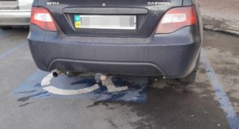 За паркування на місці для інвалідів, водієві “світить” 1020 гривень штрафу