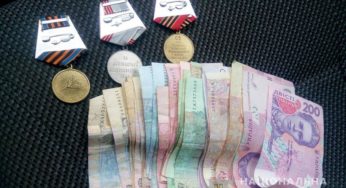 Зловмисник викрав в односельчанки тисячу гривень та трудові медалі