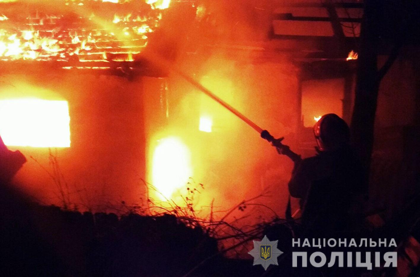 17 лютого в селі Судилків Шепетівського району з різницею в годину загорілись два приватних будинки. Дослідивши пожежне сміття, експерти дійшли висновку, що причиною загорання став підпал.
