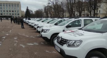 Як на Хмельниччині машини для сільської амбулаторії двічі вручали
