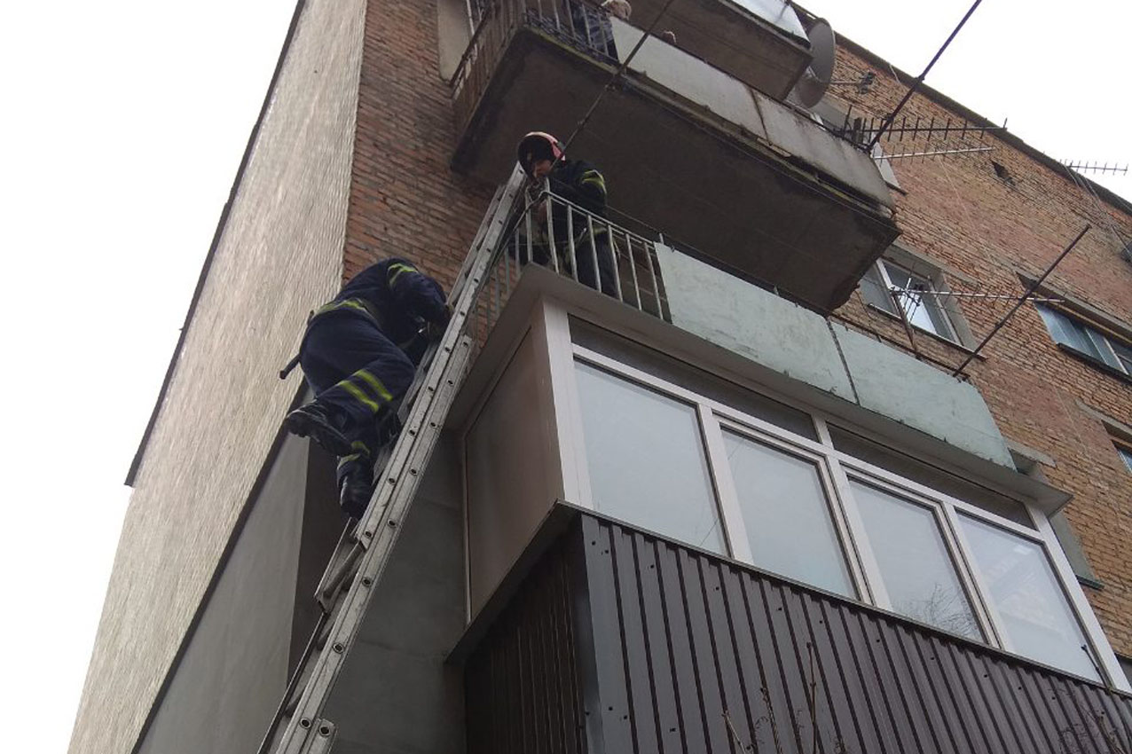 Рятувальники відчинили двері квартири, в якій знаходився хворий чоловік