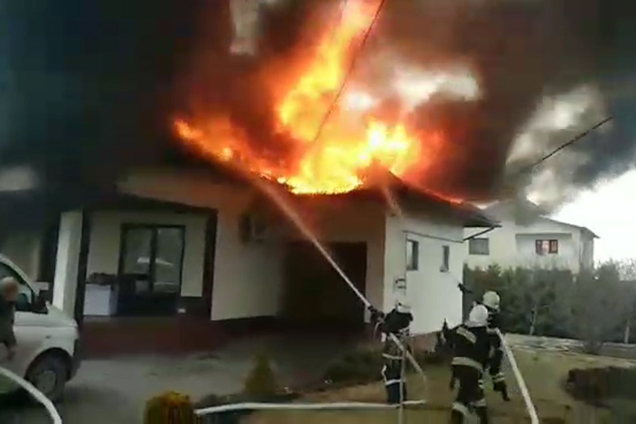 Село Довжок: вогнеборці врятували житловий будинок від знищення