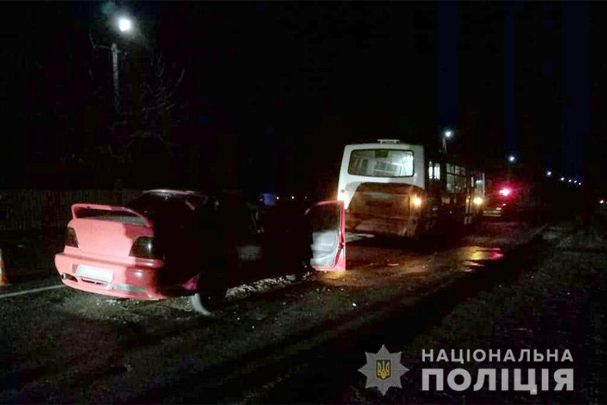 Дорожньо-транспортні пригоди сталися вчора, 4 березня, в м. Хмельницькому та Славутському районі. У результаті ДТП травми отримали троє людей.