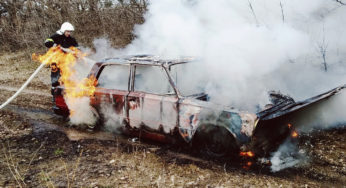 Рятувальники ліквідували пожежу легкового автомобіля ВАЗ 2101