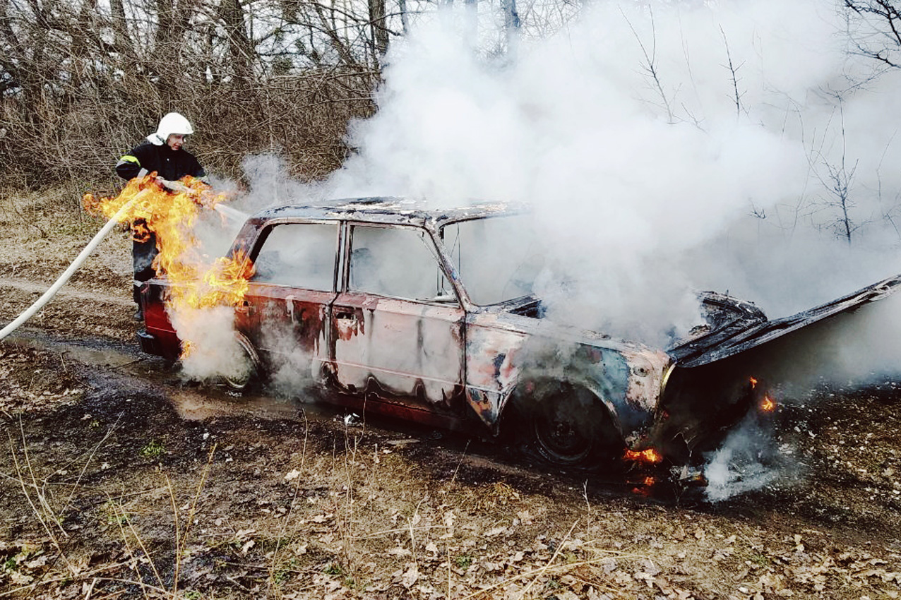 Рятувальники ліквідували пожежу легкового автомобіля ВАЗ 2101