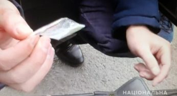 У райцентрі Ізяслав поліцейські затримали таксиста-наркоторговця