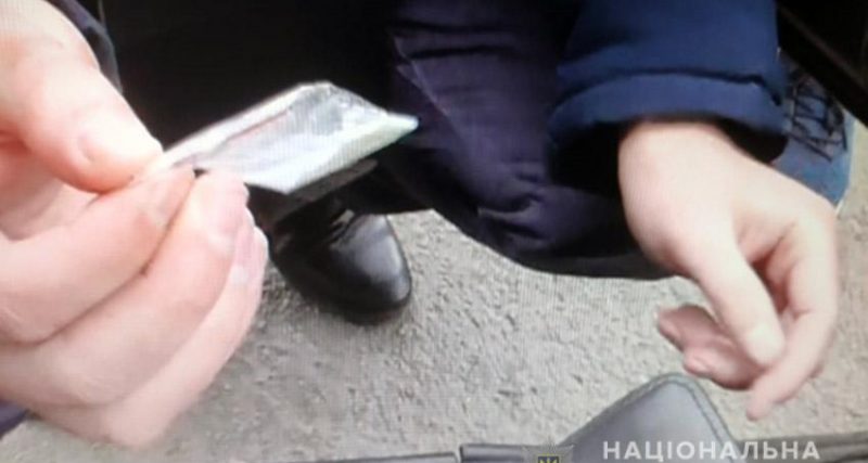 У райцентрі Ізяслав працівники поліції затримали 26-річного місцевого жителя, який, працюючи таксистом, збував своїм клієнтам марихуану та амфетамін.