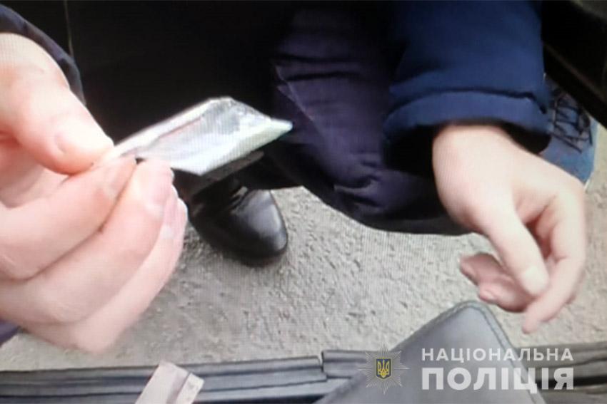 У райцентрі Ізяслав працівники поліції затримали 26-річного місцевого жителя, який, працюючи таксистом, збував своїм клієнтам марихуану та амфетамін.