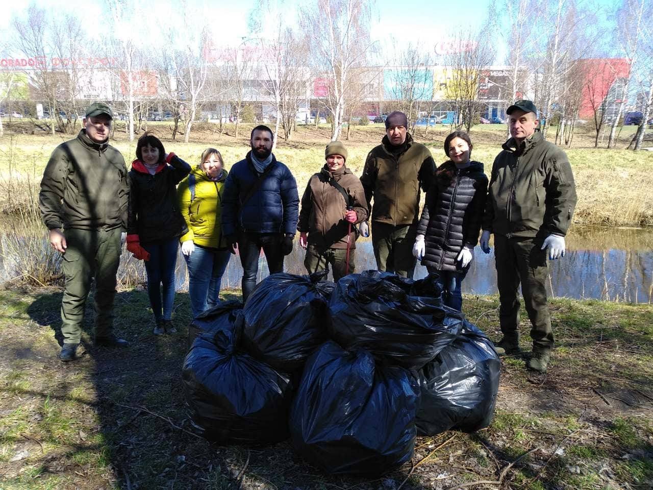 #чистіводойми — у Хмельницькому рибоохоронці прибирали берег річки Південний Буг