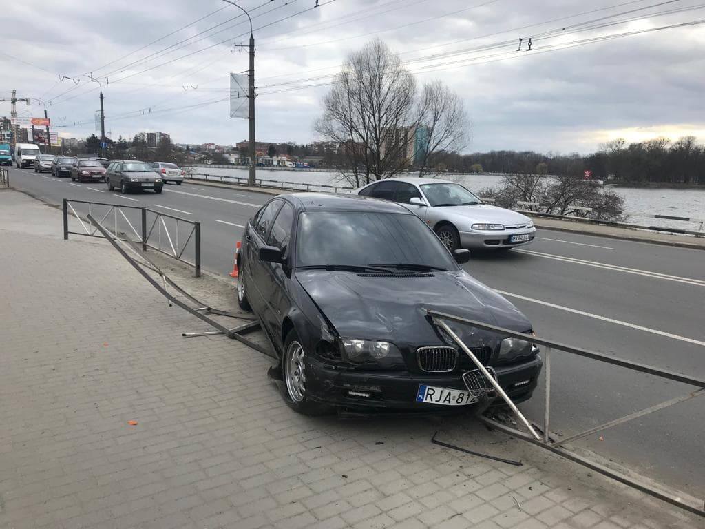 В Хмельницькому сталося ДТП. Honda зіткнулася з BMW