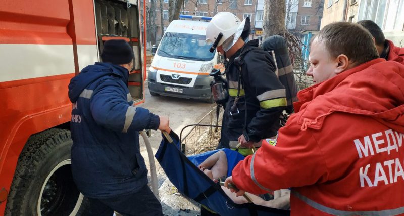 Кам’янець-Подільський район: вогнеборці із полум’я врятували жінку і ліквідували пожежу автомобіля