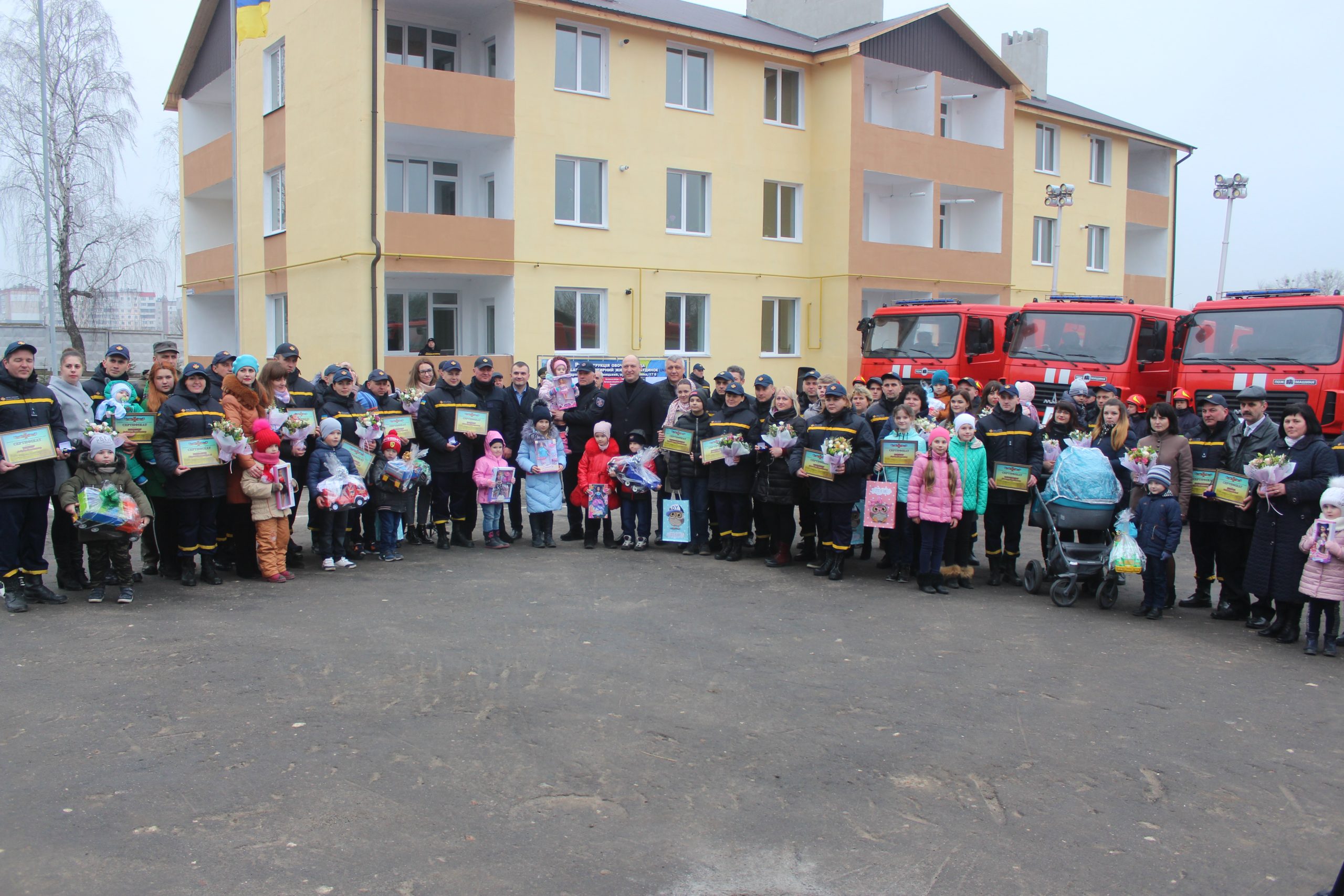 Рятувальники Хмельниччини отримали 13 нових пожежно-рятувальних автомобілів та сертифікати на 21 квартиру