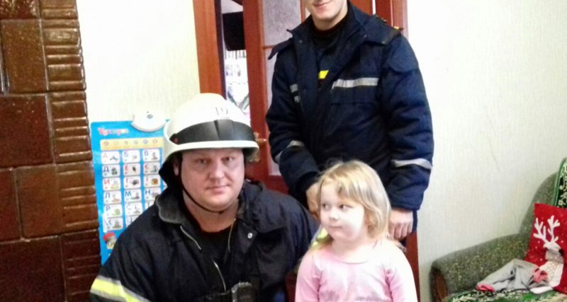 Рятувальники допомогли відчинити двері квартири, у якій знаходилась трирічна дитина