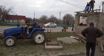 Старокривинські активісти власними силами ремонтують зупинку