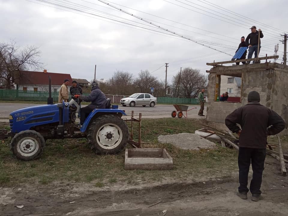 Старокривинські активісти власними силами ремонтують зупинку