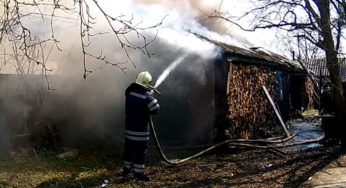 Славута: рятувальники ліквідували пожежу літньої кухні на вул. Поліській