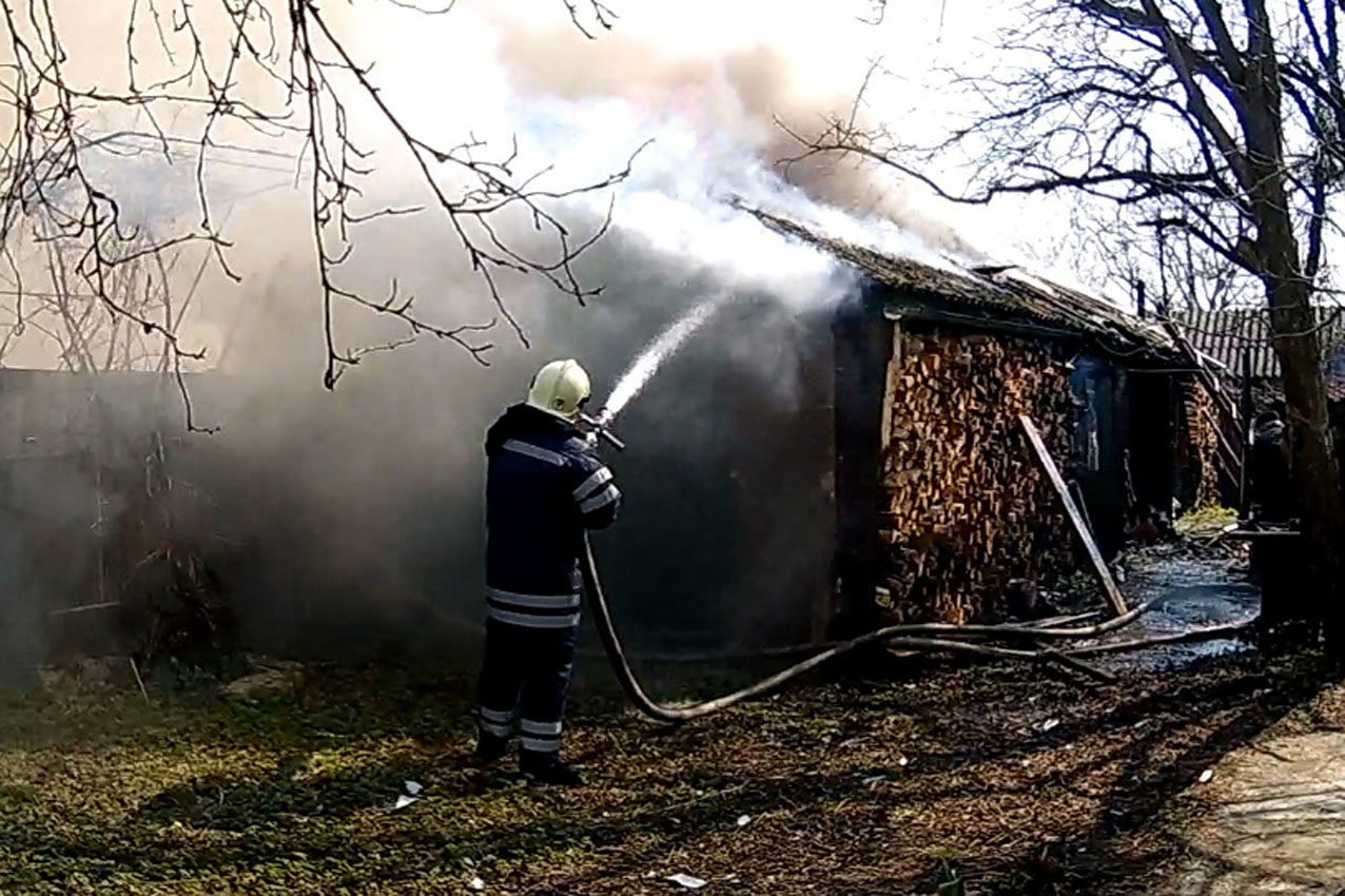 Славута: рятувальники ліквідували пожежу літньої кухні