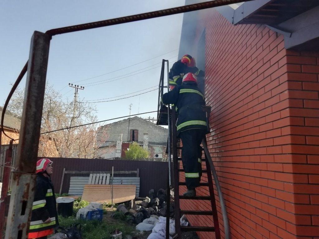 Деражня: рятувальники ліквідували пожежу господарчої споруди