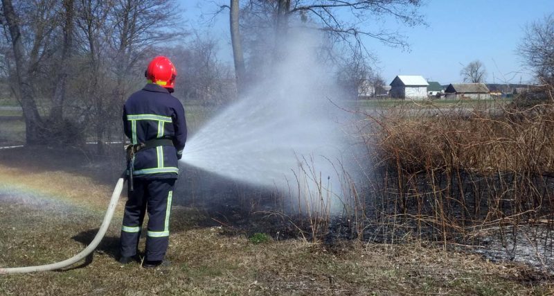 4 квітня рятувальники ліквідували загоряння сухої трави в м.Нетішин та Шепетівському районі