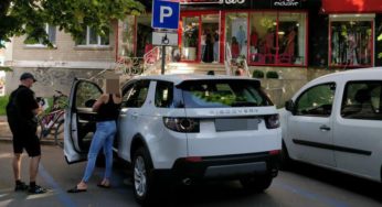 У Хмельницькому водійка припаркувала свій “Land Rover” на місці для інвалідів