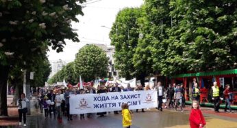 Незважаючи на зливу, до “сімейної” ходи долучилися тисячі хмельничан