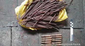 У мешканця Хмельниччини поліцейські вилучили 1 кг артилерійського пороху