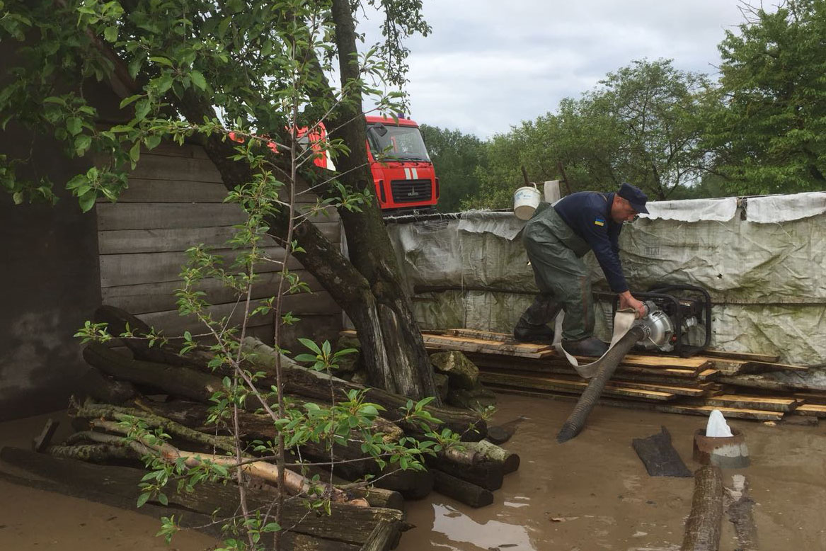Рятувальники відкачують воду з приватного домогосподарства у Білогірському районі