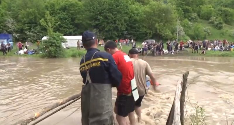 Рятувальники евакуюють дітей через річку Смотрич у Чемеровецькому районі