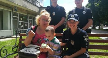 На Хмельниччині поліцейські за годину розшукали загубленого малюка