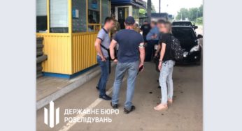 ДБР Хмельницького викрило міжнародну схему протиправного ввезення автомобілів на територію України