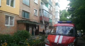Старокостянтинівські рятувальники відчинили двері квартири, в якій знаходився пристарілий чоловік з обмеженими можливостями