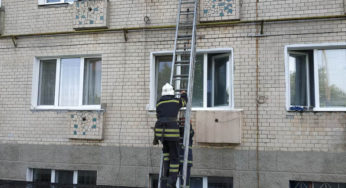 Кам’янець-Подільський: рятувальники відчини двері квартири, в якій знаходилась малолітня дитина
