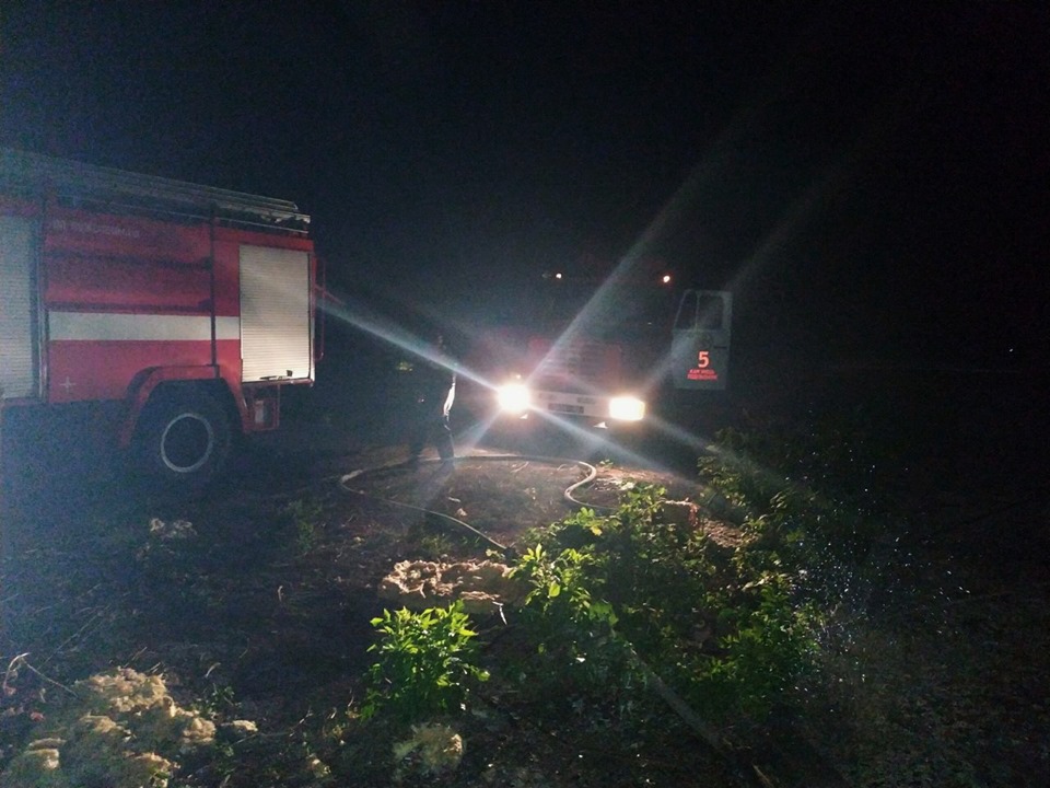 Пожежна машина Кам'янець-Поділський під час ліквідації нічної пожежі