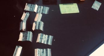 Патрульні виявили у 21-річної громадянки речовини, що ймовірно заборонені в обігу