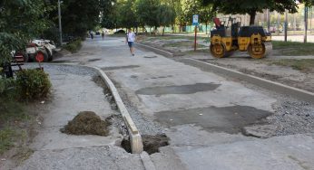 В Нетішині облаштовують тротуарну доріжку і ремонтують дворову дорогу